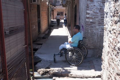 A Jorge tuvieron que amputarle las dos piernas por una enfermedad: "Los pasillos son angostos, hay baches y desniveles. Es casi imposible transitar en sillas de ruedas”