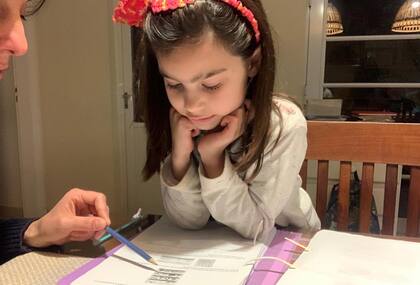 A Josefina, de 7 años, sus papás le enseñan a leer los sábados