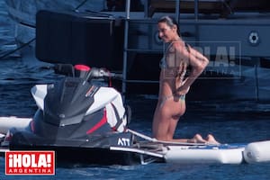 A Juana le encanta el mar y la vida a bordo. Durante su descanso, se divirtió con los “juguetes de agua” que hay en el superyacht. Después de unas semanas de corridas, que incluyeron adelantar varios programas de La noche de Mirtha y Almorzando con Mirtha Legrand, la actriz y conductora disfruta del dolce far niente bajo el sol. En París, donde su hija estudiará Artes Visuales en una reconocida universidad, las espera su mamá.