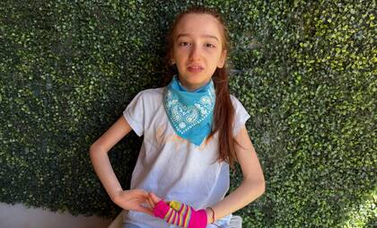 A Juana le encanta nadar en pileta y los caballos.