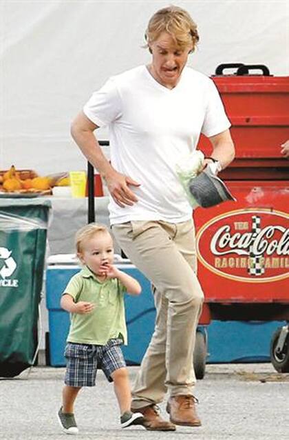 ¡A jugar! Owen, junto a su pequeño hijo Robert