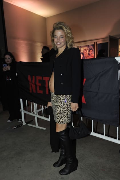 A Justina Bustos se la vio radiante y osada: lució una mini en animal print que combinó con un saco abierto al frente y unas botas de caña alta