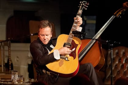 A Kiefer Sutherland le apasionan las guitarras (tenía cien y finalmente se quedó con veinte), a tal punto que Gibson creó un modelo inspirado en él.