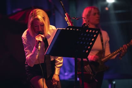 A Kim Gordon, excantante, bajista y guitarrista de Sonic Youth, se la notó con cierta frialdad durante los cincuenta minutos que duró su set