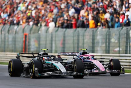 A Kimi Antonelli lo aguantó como pudo, hasta el Mercedes marcó las diferencias que tiene sobre el Alpine. Colapinto dio pelea unas vueltas y terminó 19°