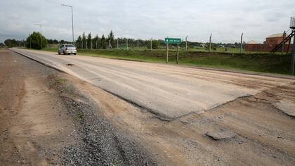 A la altura del kilómetro 44 de la Panamericana, sale un camino de dos carriles por mano por el que se llega hasta los accesos a los barrios San Matías, El Cantón y Puertos. Fue financiado por los propios desarrolladores de los barrios privados. Sin embargo, el plan de que ese acceso llegue hasta la