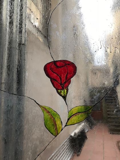 Redescubre la felicidad: el ritual del "rayo rosa" del Arcángel Chamuel como camino hacia el amor