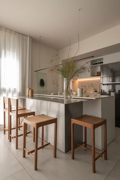 A la barra existente, en melamina blanca, se le adosó una nueva barra metálica diseñada por Siuk Studio y ejecutada por el herrero Martín Mercante.