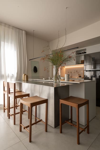 A la barra existente, en melamina blanca, se le adosó una nueva barra metálica diseñada por Siuk Studio y ejecutada por el herrero Martín Mercante.