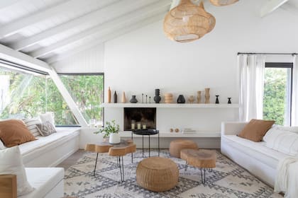 A la chimenea original de su casa años 70, la estilista Daniela Rusak le sumó estantes para pocos objetos decorativos, como las piezas de cerámica de Blau.