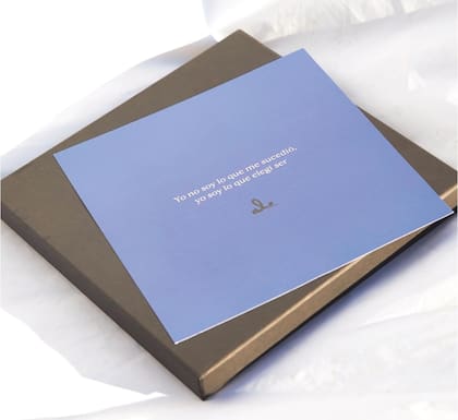 “A la cima no se llega superando a los demás,
sino superándote a ti mismo”, puede leerse en
una de las tarjetas que viene con los pañuelos.
Es una de las tantas frases inspiradoras que
Alejandra busca que hagan eco en el otro.