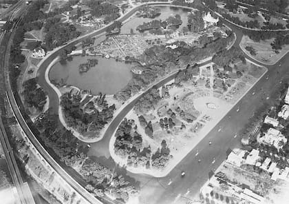 A la derecha, al fondo, el Pabellón de los Lagos en el entorno de los lagos de Palermo