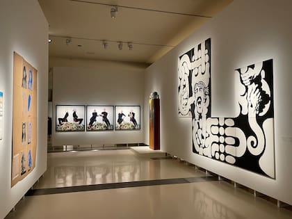 A la derecha, algunas piezas del "Rompecabezas" de Jorge de la Venga en la muestra "Latinoamericano", en el Museo Nacional de Qatar