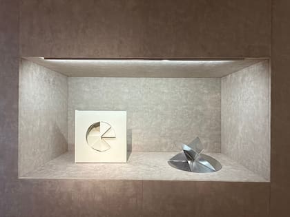 A la derecha: "Bicho-Em-Si-Md" (1988), de Lygia Clark, una de las piezas favoritas de José Roca exhibidas en esta muestra