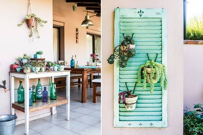 A la derecha, celosía de madera pintada y convertida en soporte de macetas
