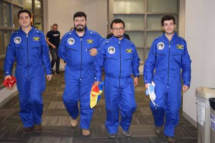 A la derecha, con la bandera argentina, el estudiante mendocino de Mecatrónica Marcos Bruno, en Dakota, Estados Unidos, listo para comenzar la misión.