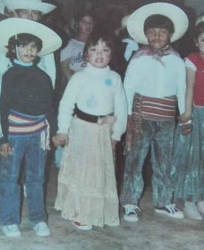 A la derecha, "Coto" Fernández a punto de bailar en un acto del colegio.