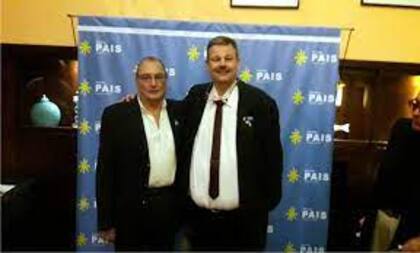 A la derecha, de corbata, Oscar Héctor Alva, apoderado del partido PAIS, la fuerza que presentó la medida en la Corte contra la reelección de los intendentes