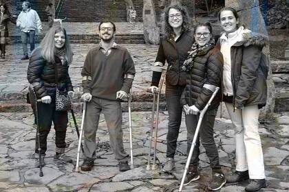 A la derecha de la foto, Agustina junto a sus amigos y creadores de "Nuestro Pie Izquierdo". 