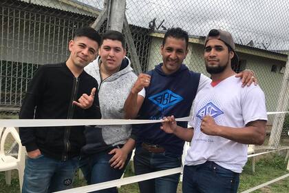 A la derecha de la imagen, Diego Indarte, uno de los profesores del programa "Boxeo sin cadenas".