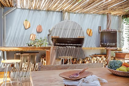 A la derecha de la parrilla, el fogonero, confeccionado con dos tapas de hierro fundido de un lavarropas industrial.