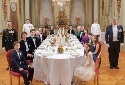 A la derecha de Margarita, sus nietos Christian, Nicolás y Vicente. A su izquierda, se sentaron el príncipe heredero Federico, la princesa Marie y la princesa Isabella. Siguiendo la mesa vemos a Félix de Dinamarca, la princesa Benedicta, el príncipe Federico, la princesa Mary, el príncipe Enrique y las pequeñas de la familia, Atenea y Josefina.