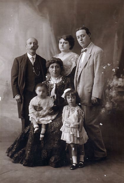 A la derecha, de traje claro, Virginio Colombo. A su lado, su esposa, Raquel Giovanola. También aparecen los padres de ella y los hijos de Virginio y Raquel, llamados María Isabel y Virginio. circa 1915.