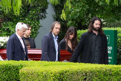 A la derecha, el biólogo y alquimista Justo Sánchez Elía, el segundo hijo que el arquitecto tuvo con la decoradora Laura Orcoyen. Lo acompaña Miel, su novia. Detrás de ella y a la izquierda de la imagen, Flor, la hija menor del arquitecto, que es actriz, artista e ilustradora