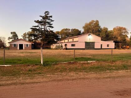 A la derecha, el galpón donde estaban los agroquímicos en el campo de David Lacroze