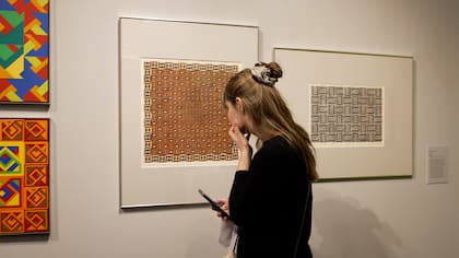 A la derecha, el grabado de Orlandi que integra la colección del Sívori