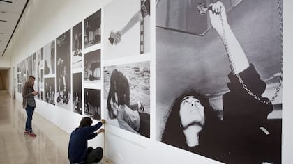 A la derecha, el registro de la obra Pintura del sí, con la que Ono enamoró a Lennon