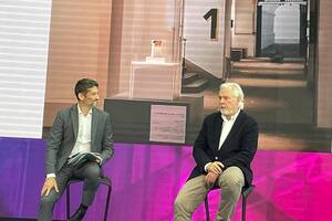 A la derecha, Jacek Olczak, CEO de Philip Morris, en Technovation (Suiza), esta mañana. Lo acompaña Tommaso Di Giovanni, vicepresidente internacional de Comunicaciones de la tabacalera