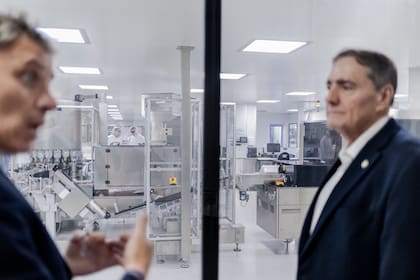 A la derecha, Jarbas Barbosa, director de la OPS, durante una recorrida por la planta del laboratorio argentino al que el organismo le asignó un 50% de la provisión de vacunas antigripales a cuatro años