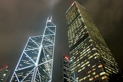 A la derecha, la torre Cheung Kong Center, diseñada por Cesar Pelli y asociados, Hsin-Yieh Architects y Leo A. Daly Pacific Limited