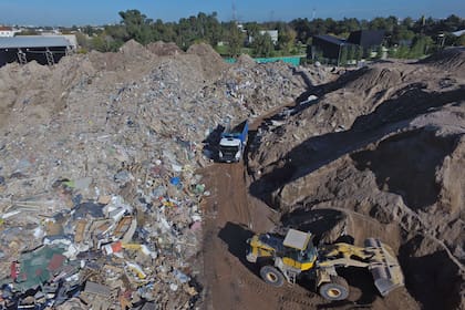 A la derecha, los restos de escombros reutilizados; a la izquierda, los descartes de las obras en construcción que irán a disposición final