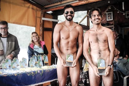 A la derecha, nuestro cronista y corredor Ezequiel Brahim con su trofeo.