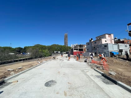 A la derecha se ven las casas que quedaron en pie en Rodrigo Bueno, con el avance de la obra de pavimentación que conectará todo el barrio