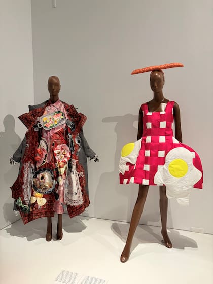 A la derecha, un vestido de Ágatha Ruiz de la Prada inspirado en Dalí; a la izquierda, otro diseño surrealista de Leeann Huang
