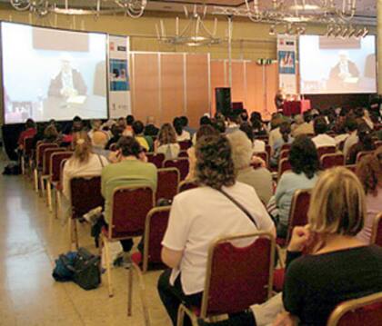 A la distancia, desde Los Angeles, Bradbury cautivó al público. Fue el primer autor en ofrecer una videoconferencia en la Feria del Libro en Buenos Aires, en 2006.