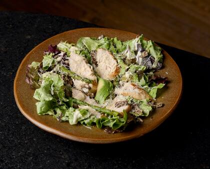 A la ensalada Caesar de Trufa se le suman espárragos