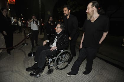 A la entrada del bar lo aguardaban los fotógrafos y solo algunos seguidores, dado que la mayoría estaba en las inmediaciones de su casa. Sin embargo, cuando finalizó el festejo, pasada la medianoche, varias personas se habían agolpado para felicitar al ídolo del rock, que recientemente lanzó junto a Sting la canción "In the City"