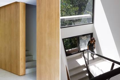 A la escalera se accede por el mismo núcleo de petiribí donde se esconde el toilette de la planta baja. La red desmontable que se eligió para las barandas es una solución práctica para proteger a los más chicos.