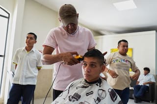 A la escuela con cabello corto y uniforme limpio, ordena el gobierno de Bukele en El Salvador