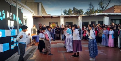 A la escuela “María Rosa Mística” fundada por el padre Mora concurren más de 200 chicos Para su fundador era importante de allí se formaran "hombres y mujeres de bien"
