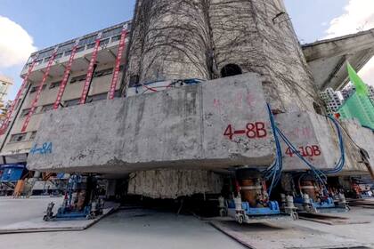 A la escuela primaria le pusieron 198 patas para moverla de su lugar original a su nuevo destino, a media cuadra de distancia