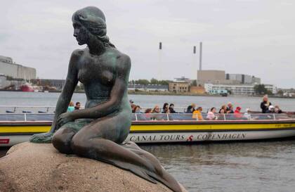 A la escultura de La Sirenita llegan cientos de turistas por día para verla desde el agua o desde tierra firme.