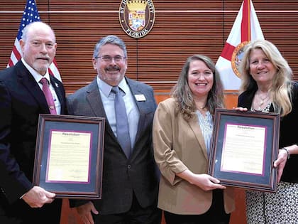 A la ezquierda, el comisionado Clay Murphy, quien lideró una solicitud formal para frenar la normativa