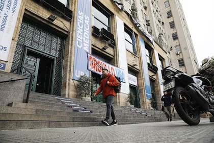 A la facultad de Medicina hoy solo entran investigadores