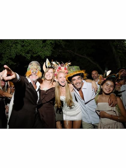 A la hora de bailar, el cotillón acompañó la temática de la boda que remitía a un bosque encantado
Fotos: @mauriciogaray_