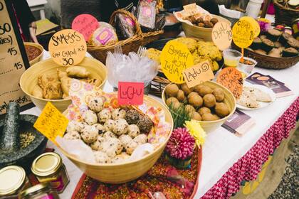 A la hora de comer, la oferta es muy amplia: pizzas veganas, empanadas integrales vegetarianas, arepas, jugos, licuados, comida raw, entre otros platos